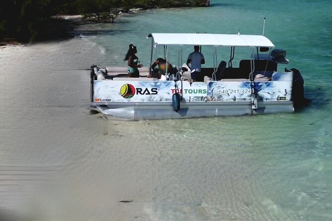 Half Day Private Charters in Iguana Island for 8pax - The barrier reef snorkeling: one hour with room to breathe