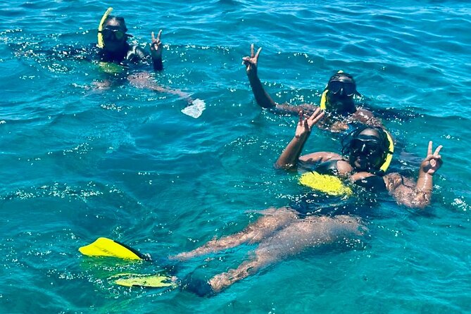 Private Boat Tour with Snorkeling and Beach BBQ - La Famille Express: the 1953 Soviet shipwreck stop